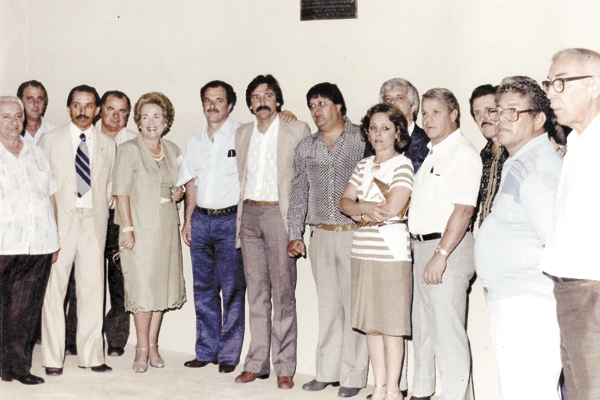 Esta foto é do ano de 1982, portanto há 30 anos, quando da inauguração de parte do Bagres Country Club, na divisa dos municípios de Franca e Cristais Paulista. Da esquerda para a direita: Norberto Nalini, Feres Kallas, Amaro Olímpio, Patrácia, Ivan Vieira